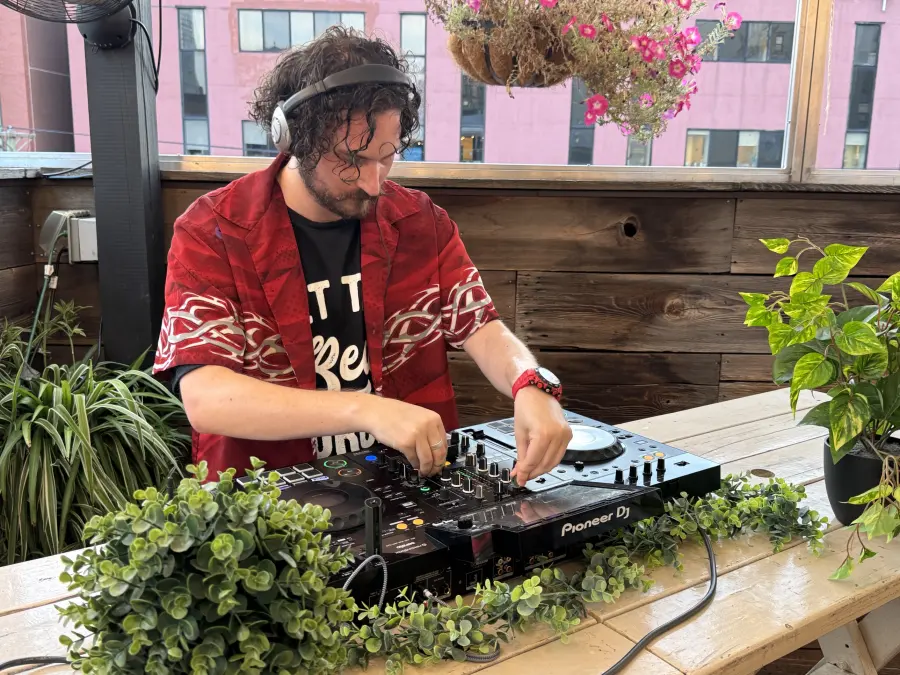 Max mixing on a Pioneer DJ controller
